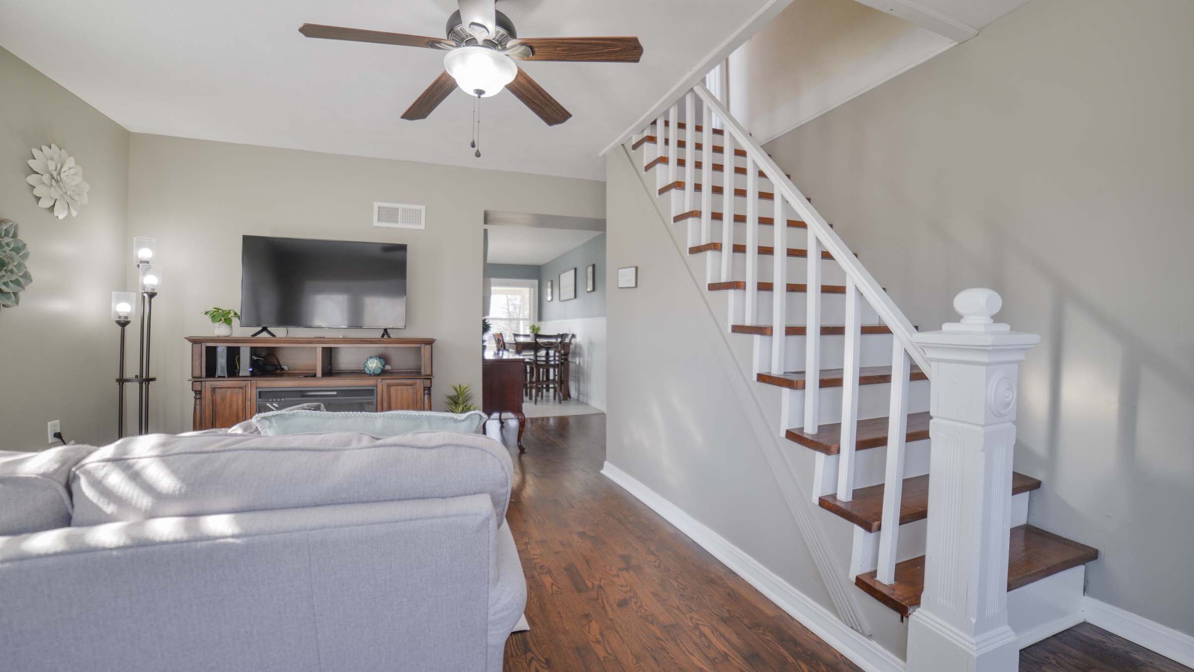 Living room and stairs of the Nurses Station rental located in cape girardeau missouri vacation home rentals, weekly home rentals, travel nurse housing