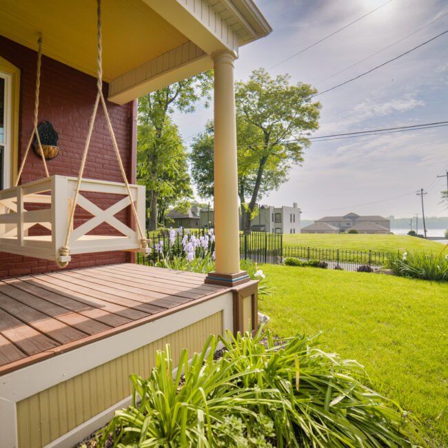 Front porch view of the Mississippi Queen rental home located in Southeast Missouri