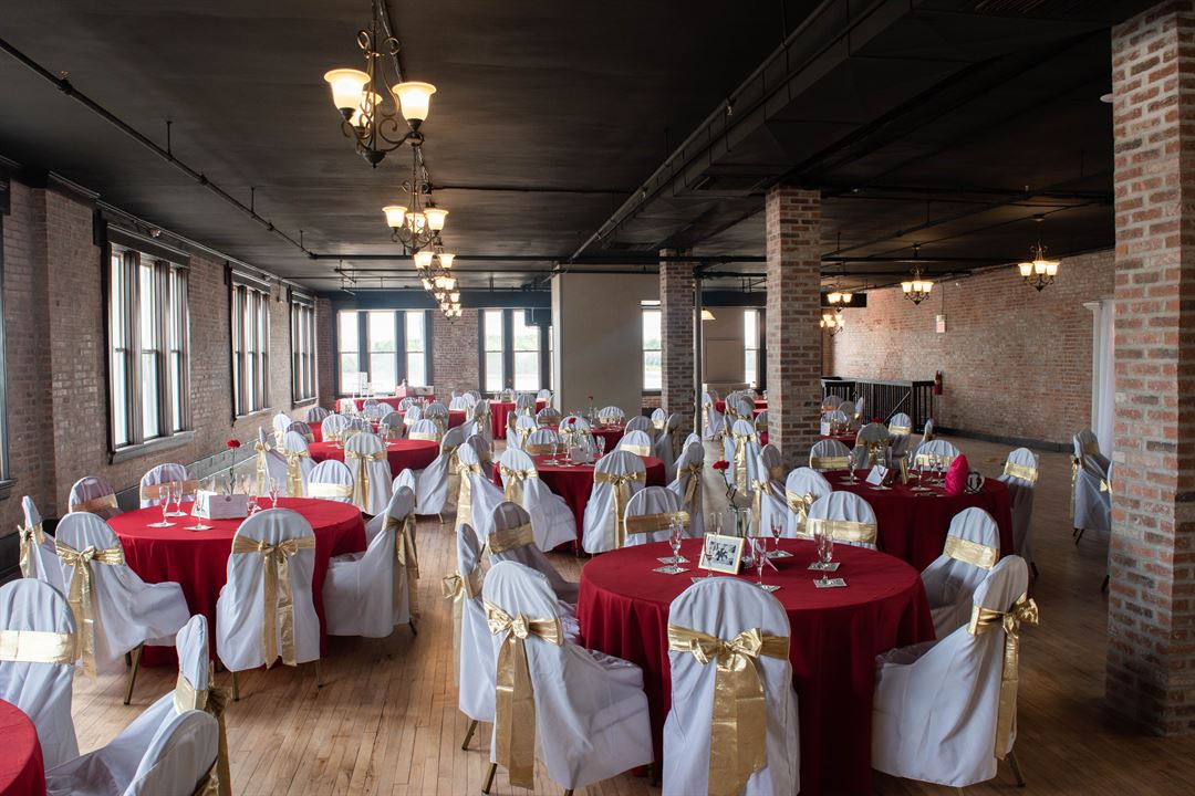 Dining area of the Riverview Room wedding venue located in Southeast Missouri