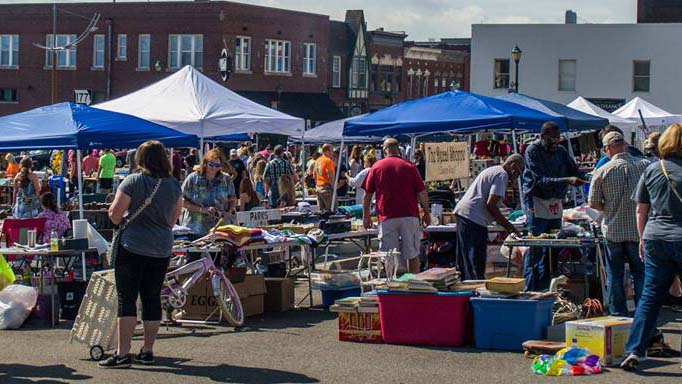 People shopping at the Cape Girardeau Riverfront Market