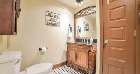 Bathroom of the Mississippi Queen rental home located in Southeast Missouri