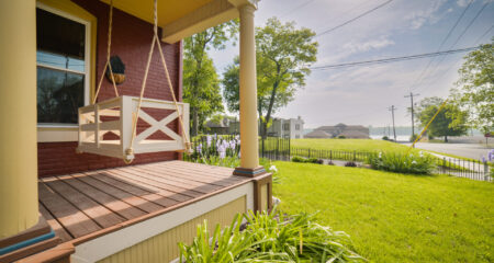 Front porch view of the Mississippi Queen rental home located in Southeast Missouri