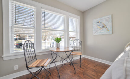 Front window with seats and a table in the Nurses Station rental located in Southeast Missouri